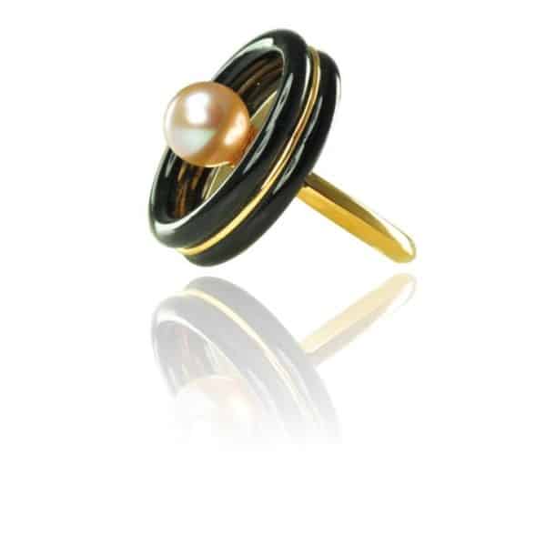 anello in in oro rosa 750‰, con lastre di oro rosa, agata nera e perla coltivata.